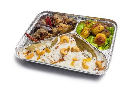 泰式中餐外卖.450ml 3份铝箔容器午餐食品盒.俯视图,白色背景平放照片